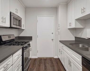 1006 Havenhurst - Photo Thumbnail 9