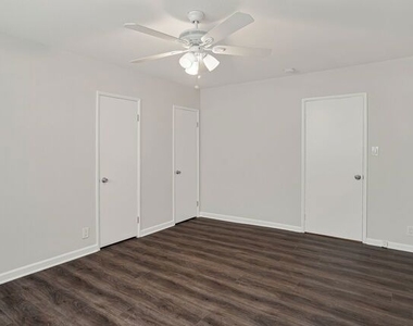 1006 Havenhurst - Photo Thumbnail 13