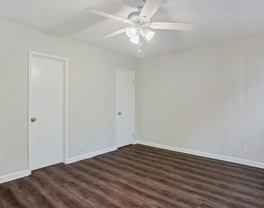 1006 Havenhurst - Photo Thumbnail 15
