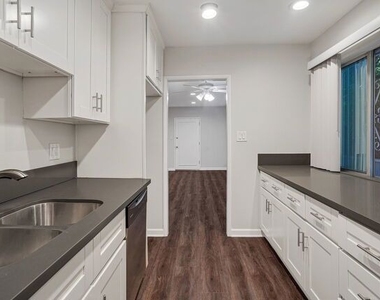 1006 Havenhurst - Photo Thumbnail 10