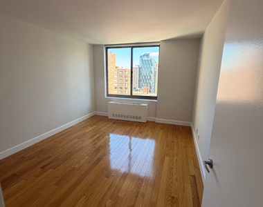 West 48th Street - Photo Thumbnail 5