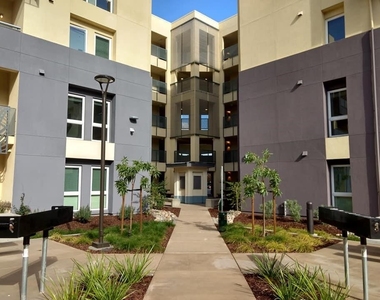 200 E 10th St - Photo Thumbnail 4