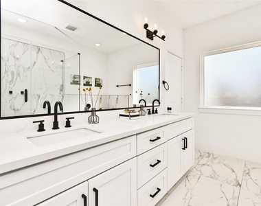 208 N York Street - Photo Thumbnail 18