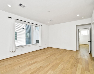 208 N York Street - Photo Thumbnail 16