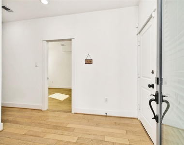 208 N York Street - Photo Thumbnail 2