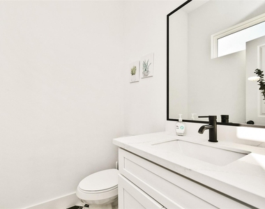 208 N York Street - Photo Thumbnail 14