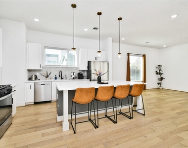 208 N York Street - Photo Thumbnail 7