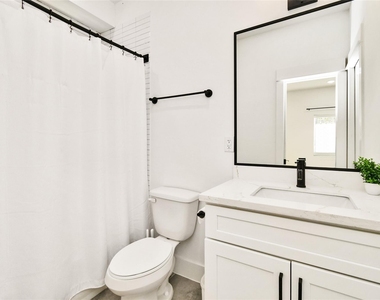 208 N York Street - Photo Thumbnail 5