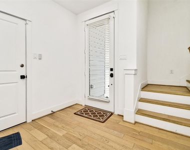 208 N York Street - Photo Thumbnail 6