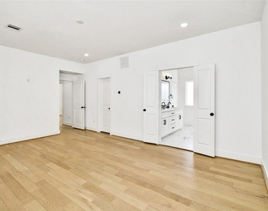 208 N York Street - Photo Thumbnail 17