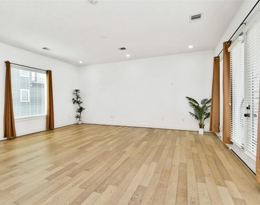 208 N York Street - Photo Thumbnail 11
