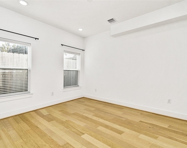 208 N York Street - Photo Thumbnail 3