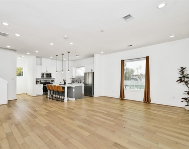 208 N York Street - Photo Thumbnail 12