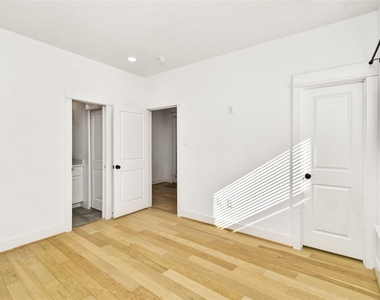 208 N York Street - Photo Thumbnail 4