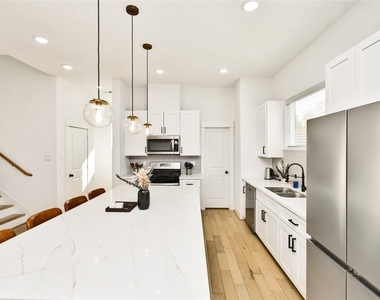 208 N York Street - Photo Thumbnail 9