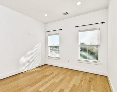 208 N York Street - Photo Thumbnail 23
