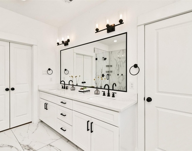 208 N York Street - Photo Thumbnail 21