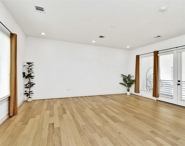 208 N York Street - Photo Thumbnail 13