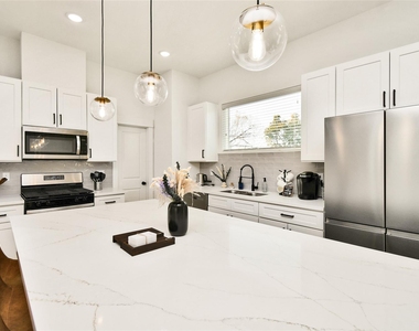 208 N York Street - Photo Thumbnail 10