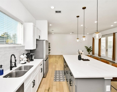 208 N York Street - Photo Thumbnail 8