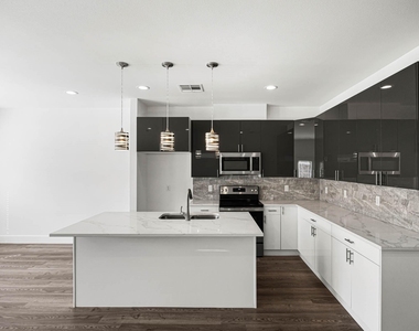 4512 Noble Street - Photo Thumbnail 4