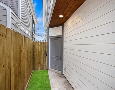4512 Noble Street - Photo Thumbnail 2