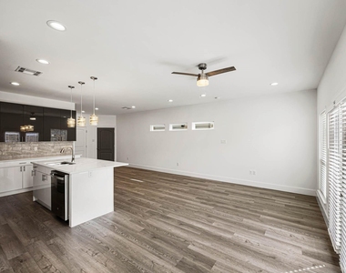 4512 Noble Street - Photo Thumbnail 6
