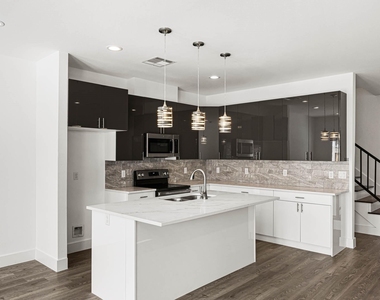 4512 Noble Street - Photo Thumbnail 5