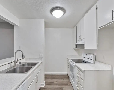 2600 S Azusa Ave - Photo Thumbnail 14