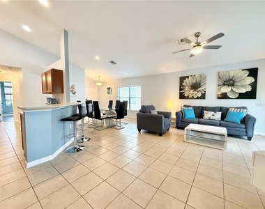2136 Victoria Drive - Photo Thumbnail 3