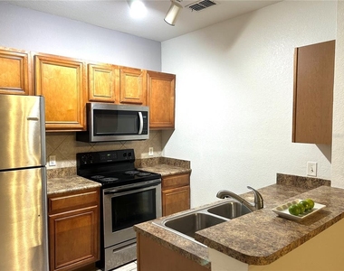 6137 Metrowest Boulevard - Photo Thumbnail 8