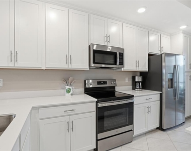 14204 Heritage Landing Boulevard - Photo Thumbnail 13