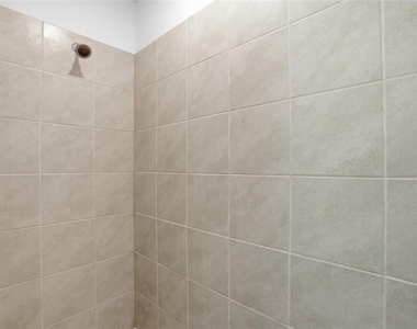 14204 Heritage Landing Boulevard - Photo Thumbnail 23