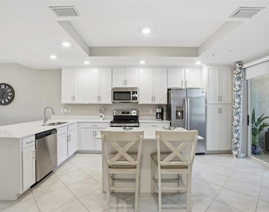14204 Heritage Landing Boulevard - Photo Thumbnail 16