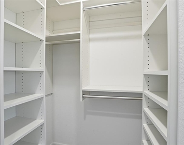 14204 Heritage Landing Boulevard - Photo Thumbnail 24