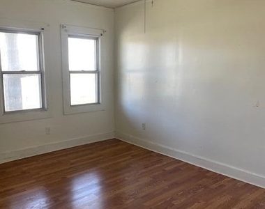 210 Crane Street - Photo Thumbnail 5