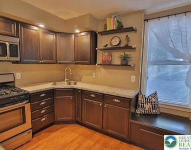 325 N 8th Street - Photo Thumbnail 4