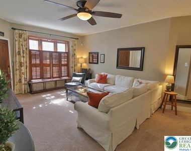 325 N 8th Street - Photo Thumbnail 3