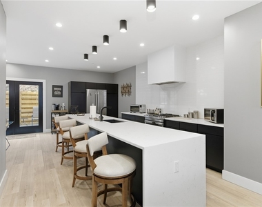 240 E Jefferson St - Photo Thumbnail 16