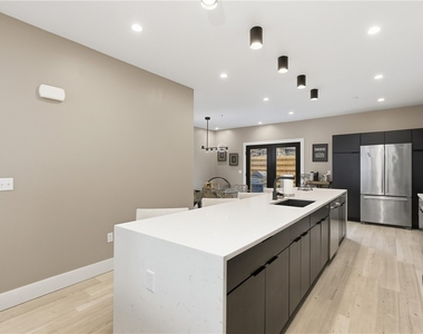 240 E Jefferson St - Photo Thumbnail 17