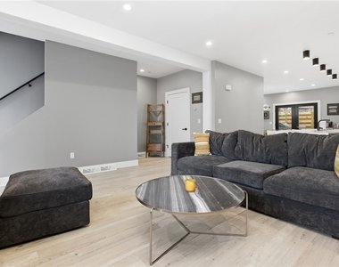 240 E Jefferson St - Photo Thumbnail 15