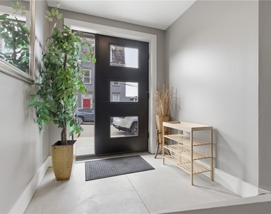 240 E Jefferson St - Photo Thumbnail 3