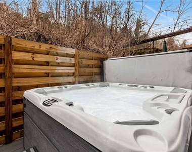 240 E Jefferson St - Photo Thumbnail 7