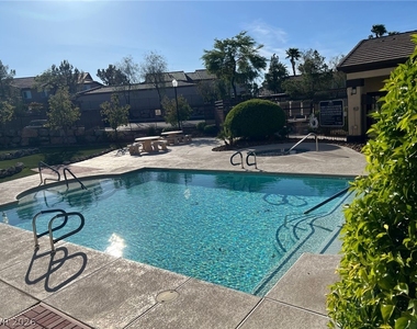 2291 W Horizon Ridge Parkway - Photo Thumbnail 27