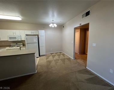 2291 W Horizon Ridge Parkway - Photo Thumbnail 12