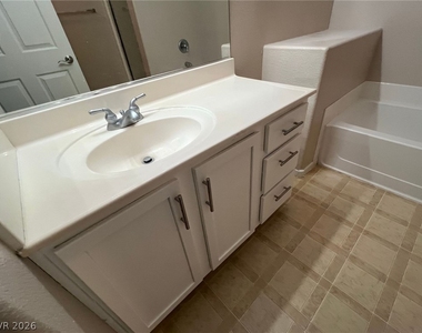 2291 W Horizon Ridge Parkway - Photo Thumbnail 20