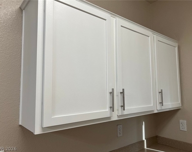 2291 W Horizon Ridge Parkway - Photo Thumbnail 11
