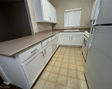2291 W Horizon Ridge Parkway - Photo Thumbnail 5