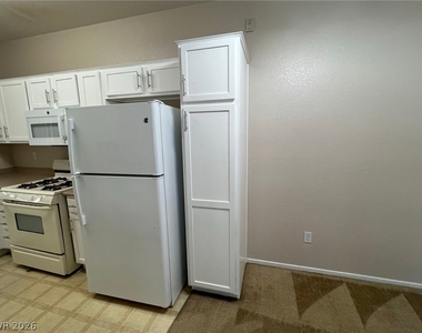 2291 W Horizon Ridge Parkway - Photo Thumbnail 13
