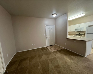 2291 W Horizon Ridge Parkway - Photo Thumbnail 14